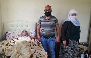 Tamamı engelli olan aileyi sevince boğdular
