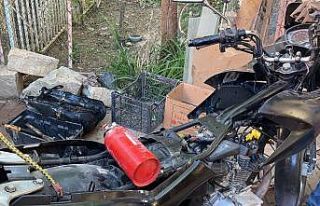 Tamir etmeye çalıştığı motosikleti yandı