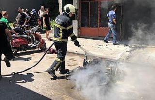 Tamirhaneye bırakılan motosiklet alev alev yandı