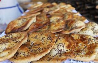 Tandır fırında pişirilen bilik ekmeği kadınların...