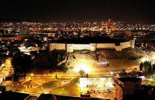 Tarihi Gaziantep Kalesi’ne lazerler Filistin bayrağı...