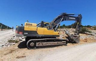 Tarihi kalıntılara bile aldırış etmeden yol açtılar