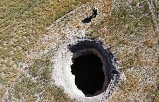 Tarla ortasında oluşan dev obruk köylüleri tedirgin...