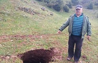 Tarlada oluşan 10 metrelik çukur vatandaşları...