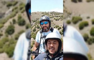 Tarlasına paraşütçü inen çiftçi, paraşüte...