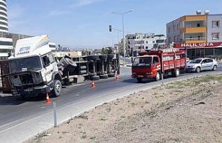 Tarsus’ta tır devrildi sürücüsü yaralandı
