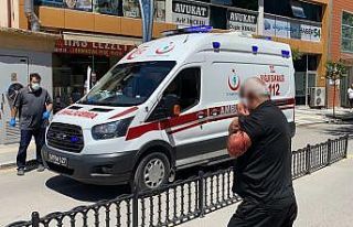 Tartıştığı kişiyi yüzü ve kolundan bıçakladı