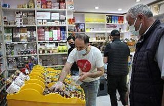 Tatlı ve şekerler yine tezgahtaki yerini aldı
