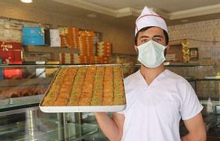 Tatlıcıların bayram mesaisi devam ediyor