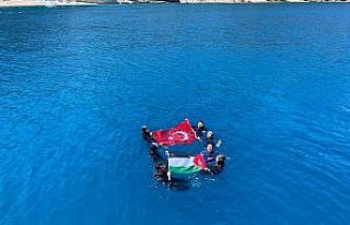 TDV gönüllüleri dalış yaparak Filistin bayrağı...