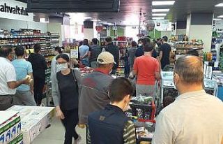 Tekirdağ’da marketlerde son saat kuyruğu