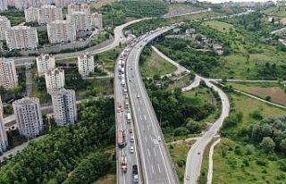 TEM’de bariyerlere çarpan tırın dorsesi devrildi,...