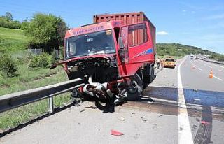 TEM’de kamyon bariyere ok gibi saplandı: 1 yaralı