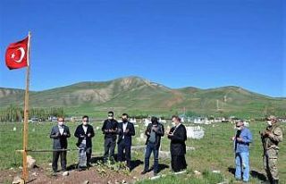 Tercan’da protokolden şehit mezarlarına ziyaret