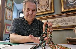 Tespih tanelerine minyatür nakşediyor