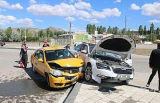 Ticari taksi ile otomobil çarpıştı: 1 yaralı