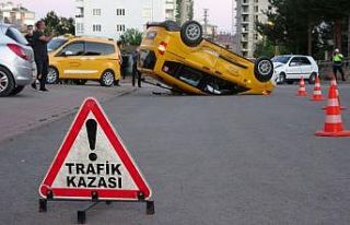 Ticari taksiyle otomobil çarpıştı: 7 yaralı