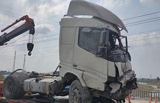 Tır dereye düştü, şans eseri yaralı kurtuldu