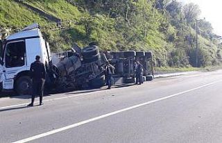 Tır devrildi, tonlarca mıcır yola saçıldı