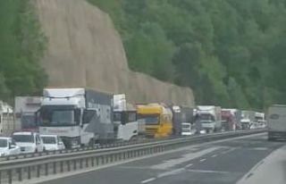 Tır kanala devrildi, Bursa-Ankara karayolu trafiğe...