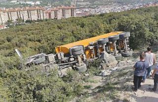 Tır kontrolden çıkıp devrildi, sürücü ölümden...