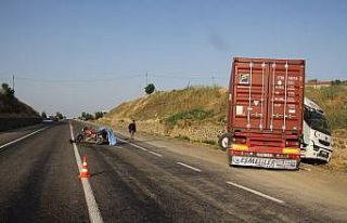 Tır, sepetli motosiklete çarptı: 1 ölü, 1 yaralı