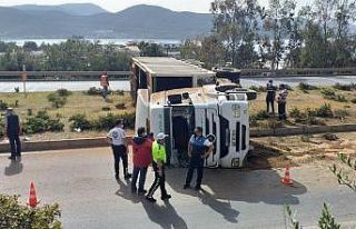 Tır virajı alamayınca yan yattı 1 kişi yaralandı