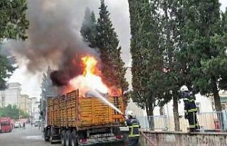 Tırdaki atıklar yangına neden oldu
