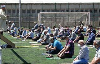 Tokat’ta Cuma namazını stadyumda kılındı