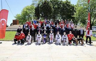 Toplu fotoğraf çekimine davetsiz misafir