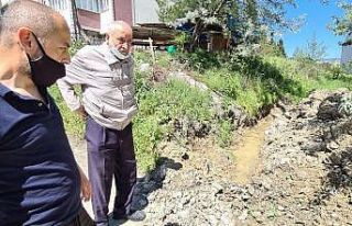 Toprak altından çıkan su apartman sakinlerini tedirgin...