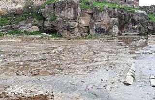 Toroslar’dan gelen doğal kaynak suyu boşa akıyor