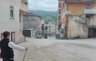 Tozdan bunalan esnaf, çareyi yolu sulamakta buldu