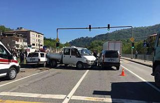 Trafik ışıklarındaki kamyonete arkadan çarpan...