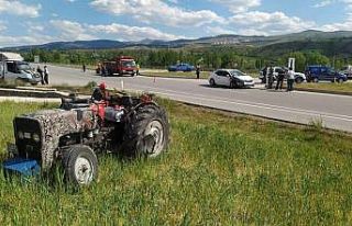 Traktör ile otomobil çarpıştı: 5 yaralı