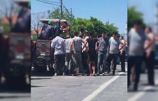 Traktöre ayağı sıkışan genci vatandaşlar kurtardı