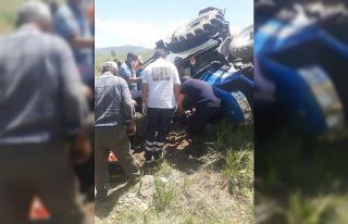 Traktörün altında mahsur kalan sürücüyü itfaiye...