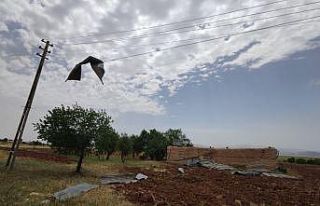 Tunceli’de fırtına çatıları uçurdu, hayvanları...