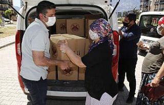 Turgay Genç, erzak dağıtımına katıldı