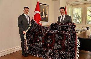Turgay Genç, İmamoğlu’na Döşemealtı halısı...