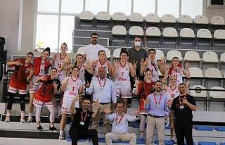 Turgutlu Belediyesinin kadın basketbolcuları grup...