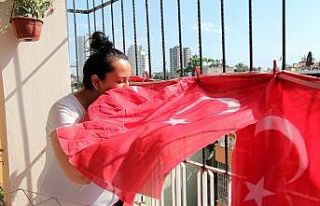 Türk bayraklarını çöpten çıkarıp balkonuna...