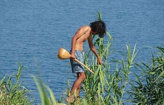 Uçurumun kıyısında eline aldığı sazla bekleyen...