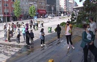 Ümraniye’de tam kapanma sonrası AVM’ler önünde...