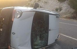 Uşak’ta kontrol çıkan araç yan devrildi; 4 yaralı