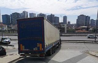 Üsküdar’da yağmurdan dolayı kayganlaşan yolda...