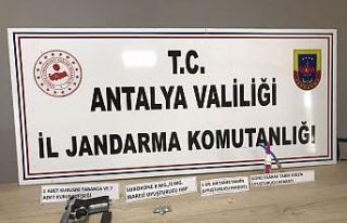 Uygulama noktasında uyuşturucu ve kurusıkı tabanca...