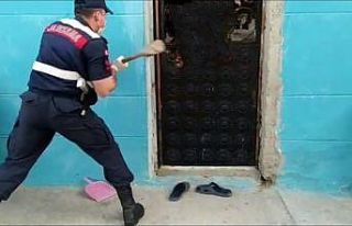 Uyuşturucuyu imha etmek üzereyken yakalandı