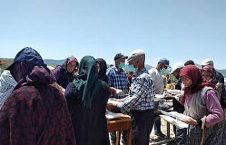 Uzun süre yağmur yağmayınca köy halkı yağmur...