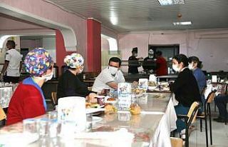 Vali Arslantaş, sağlık çalışanları ile sahur...